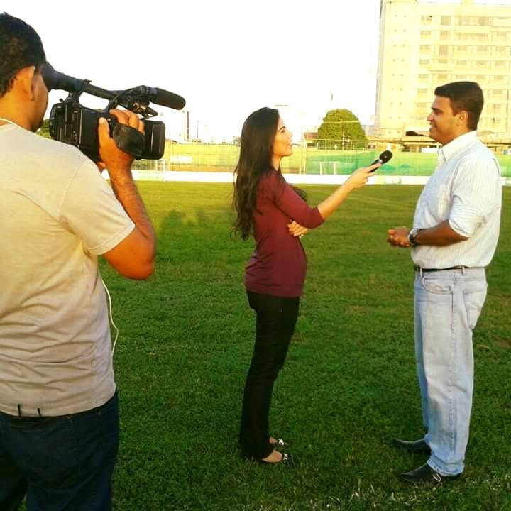 Eduardo Paiva concedendo entrevista em campo esportivo